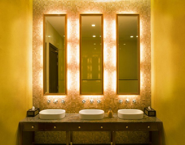 applicazione in bagno di Starlike® Decor nel color Limone abbinato a una parete rivestita con mosaico applicazione in bagno di Starlike® Decor nel color Limone abbinato a una parete rivestita con mosaico