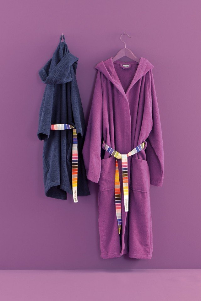 accappatoio a righe multicolore con cappuccio collezione Pantone Universe by Bassetti. accappatoio a righe multicolore con cappuccio collezione Pantone Universe by Bassetti.