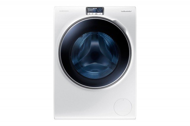 La tecnologia Smart Wifi permette di controllare e azionare in remoto la lavabiancheria Crystal Blue serie 9000 WW 10 H94 00EW di Samsung. Sfiorando il display a colori Smart touch da 5” si può personalizzare il programma della lavatrice, per trovare il lavaggio ottimale. In classe di efficienza energetica A+++ - 50%, lava fino a 10 kg di bucato. Misura L 60 x P 60 x H 85 cm. Prezzo 1.899 euro. www.samsung.it La tecnologia Smart Wifi permette di controllare e azionare in remoto la lavabiancheria Crystal Blue serie 9000 WW 10 H94 00EW di Samsung. Sfiorando il display a colori Smart touch da 5” si può personalizzare il programma della lavatrice, per trovare il lavaggio ottimale. In classe di efficienza energetica A+++ - 50%, lava fino a 10 kg di bucato. Misura L 60 x P 60 x H 85 cm. Prezzo 1.899 euro. www.samsung.it