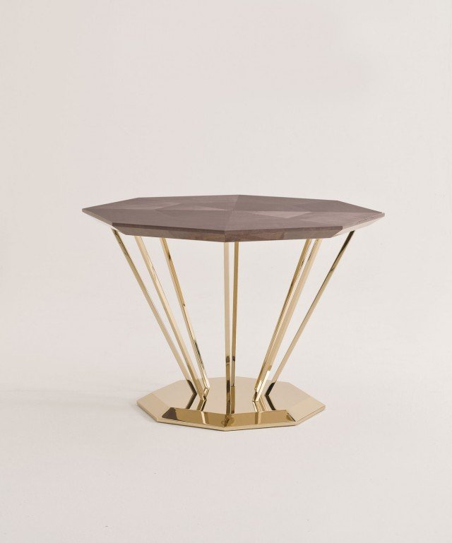 Manhattan di Colombo Stile è un tavolino da colazione con la base in metallo con una particolare e “lussuosa” finitura a specchio oro bianco; il piano con una forma ottagonale è in legno di sicomoro frisé effetto diamante. Misura ø 90 x H 65 cm. www.colombostile.com Manhattan di Colombo Stile è un tavolino da colazione con la base in metallo con una particolare e “lussuosa” finitura a specchio oro bianco; il piano con una forma ottagonale è in legno di sicomoro frisé effetto diamante. Misura ø 90 x H 65 cm. www.colombostile.com
