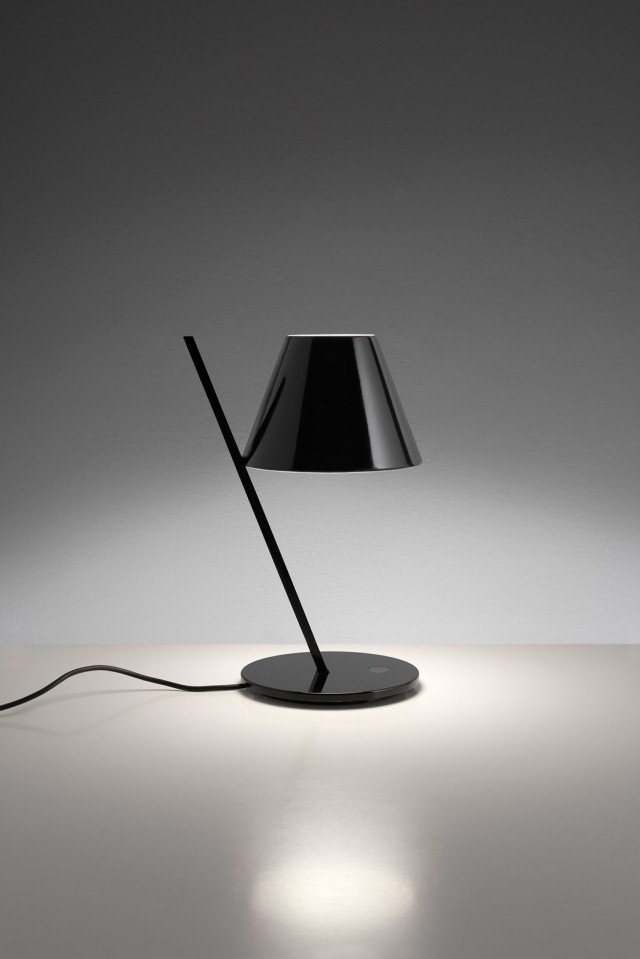 Petite di Artemide è una lampada da tavolo realizzata in alluminio e plastica nera. Il design essenziale e rigoroso, un magico equilibrio tra pieni e vuoti, la rende facile da ambientare. Misura ø 16 x H 33 cm. www.artemide.com Petite di Artemide è una lampada da tavolo realizzata in alluminio e plastica nera. Il design essenziale e rigoroso, un magico equilibrio tra pieni e vuoti, la rende facile da ambientare. Misura ø 16 x H 33 cm. www.artemide.com