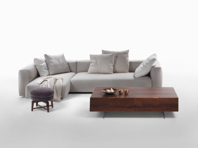 Lario di Flexform è fresco e versatile, è interamente rivestito nei tessuti della collezione Tricot in misto lino e cotone nelle raffinate tonalità pastello polverose e può essere impreziosito da cuscini in cachemire. www.flexform.it Lario di Flexform è fresco e versatile, è interamente rivestito nei tessuti della collezione Tricot in misto lino e cotone nelle raffinate tonalità pastello polverose e può essere impreziosito da cuscini in cachemire. www.flexform.it