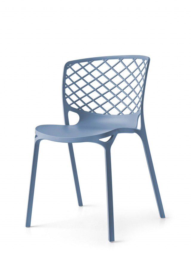 Gamera di Calligaris è una sedia comoda ed ergonomica: la monoscocca è realizzata in Nylon caricato con fibra di vetro. É impilabile ed è disponibile in sette colori. Misura L 53 x P 53 x H 82 cm. Prezzo 129 euro. www.calligaris.it Gamera di Calligaris è una sedia comoda ed ergonomica: la monoscocca è realizzata in Nylon caricato con fibra di vetro. É impilabile ed è disponibile in sette colori. Misura L 53 x P 53 x H 82 cm. Prezzo 129 euro. www.calligaris.it