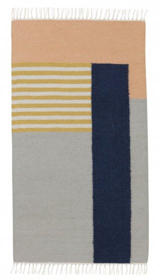 Kelim White Lines di Ferm Living in vendita su Made in design ha un raffinato decoro geometrico che ricorda i modelli Anni Cinquanta; è in lana misto cotone. Misura L 140 x P 80 cm. Prezzo 99 euro. www.madeindesign.it Kelim White Lines di Ferm Living in vendita su Made in design ha un raffinato decoro geometrico che ricorda i modelli Anni Cinquanta; è in lana misto cotone. Misura L 140 x P 80 cm. Prezzo 99 euro. www.madeindesign.it