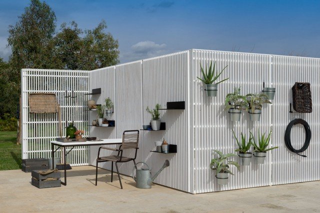 Fence di Unopiù è un sistema modulare e componibile autoportante ideale per schermare, contenere e arredare creando una composizione personalizzata. Gli elementi sono realizzati in pino nordico impregnato tinteggiato e può essere integrato con un tavolo ribaltabile a scomparsa, portavasi, portatubo, ganci e mensole. www.unopiu.it Fence di Unopiù è un sistema modulare e componibile autoportante ideale per schermare, contenere e arredare creando una composizione personalizzata. Gli elementi sono realizzati in pino nordico impregnato tinteggiato e può essere integrato con un tavolo ribaltabile a scomparsa, portavasi, portatubo, ganci e mensole. www.unopiu.it