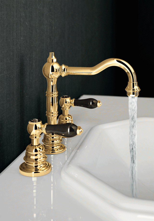 Ha finitura oro antico in abbinamento a elementi di ceramica marrone scuro il miscelatore lavabo a tre fori Melrose 21 di Fir Italia. Alto 20,5 cm, è dotato di scarico e salterello. Prezzo 781,16 euro. www.fir-italia.it Ha finitura oro antico in abbinamento a elementi di ceramica marrone scuro il miscelatore lavabo a tre fori Melrose 21 di Fir Italia. Alto 20,5 cm, è dotato di scarico e salterello. Prezzo 781,16 euro. www.fir-italia.it