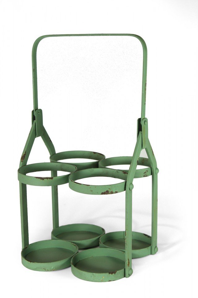 Collezione Vintage di Novità Home è un comodo “cestino” in ferro decapato verde che può contenere quattro bottiglie; può essere appoggiato su un ripiano della cucina o appeso ad un gancio. Misura L 22,3 x P 20,7 x H 38,5 cm. Prezzo 36,50 euro. www.novitahome.it Collezione Vintage di Novità Home è un comodo “cestino” in ferro decapato verde che può contenere quattro bottiglie; può essere appoggiato su un ripiano della cucina o appeso ad un gancio. Misura L 22,3 x P 20,7 x H 38,5 cm. Prezzo 36,50 euro. www.novitahome.it