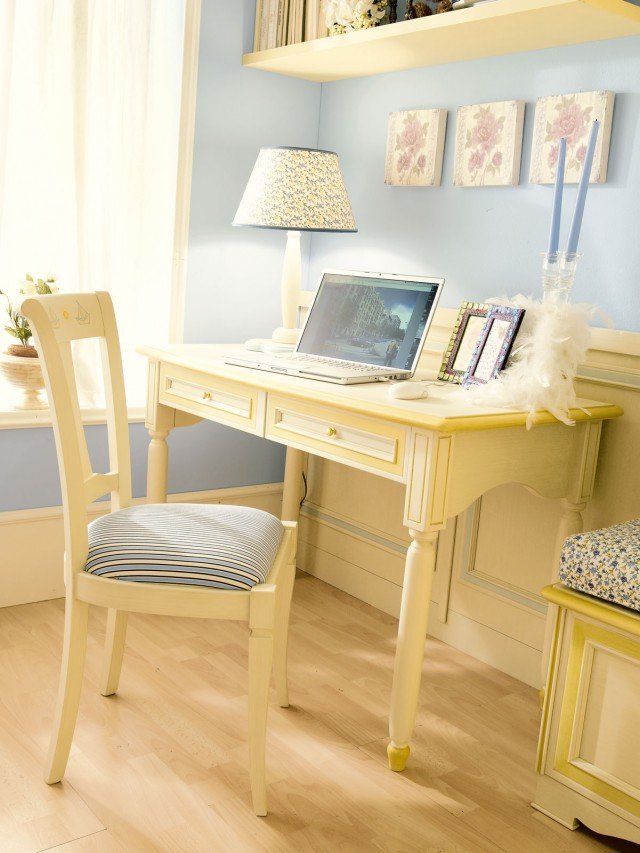 Art. H100 di Ferretti e Ferretti ha una linea classica ed è realizzata in legno laccato nei colori pastello; la seduta è rivestita in tessuto a righe. Misura L 46 x P 45 x H 95 cm. Prezzo 573 euro. www.ferrettieferretti.it Art. H100 di Ferretti e Ferretti ha una linea classica ed è realizzata in legno laccato nei colori pastello; la seduta è rivestita in tessuto a righe. Misura L 46 x P 45 x H 95 cm. Prezzo 573 euro. www.ferrettieferretti.it