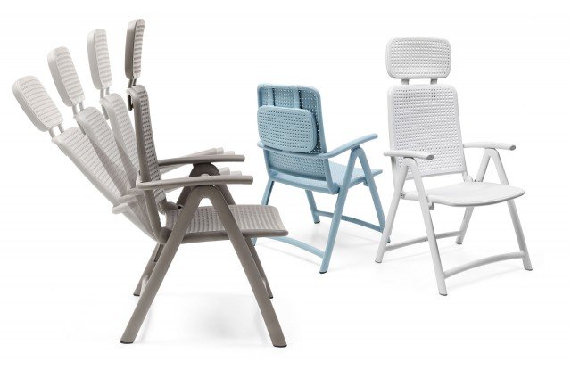 Acquamarina di Nardi è una seduta con quattro posizioni per il massimo del relax. È interamente realizzata in resina fiber-glasse in cinque colori e ha un motivo a pois forati sullo schienale e sulla seduta. Inoltre è dotata di un poggiatesta reclinabile all’indietro che può “scomparire” quando non serve. Misura L 59 x P 64,5 x H 97/122,5 cm. www.nardigarden.com Acquamarina di Nardi è una seduta con quattro posizioni per il massimo del relax. È interamente realizzata in resina fiber-glasse in cinque colori e ha un motivo a pois forati sullo schienale e sulla seduta. Inoltre è dotata di un poggiatesta reclinabile all’indietro che può “scomparire” quando non serve. Misura L 59 x P 64,5 x H 97/122,5 cm. www.nardigarden.com