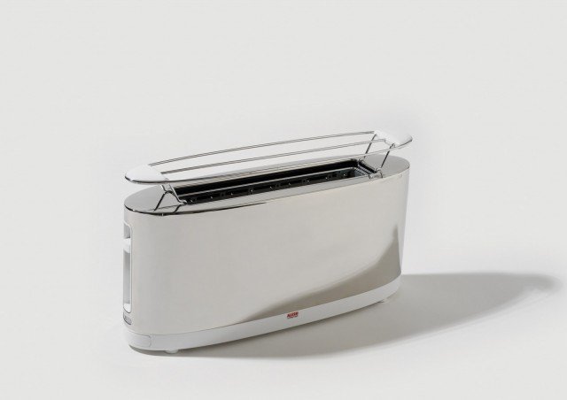 Il tostapane SG68 di Alessi ha una grande camera di cottura con un sistema interno autocentrante e una resistenza controllata elettronicamente che porta ad una tostatura omogenea. Realizzato in acciaio inox, ha base e vassoio raccoglibriciole in policarbonato e potenza di 1.080 watt. Le fette vengono espulse automaticamente. Prezzo 225 euro. www.alessi.com Il tostapane SG68 di Alessi ha una grande camera di cottura con un sistema interno autocentrante e una resistenza controllata elettronicamente che porta ad una tostatura omogenea. Realizzato in acciaio inox, ha base e vassoio raccoglibriciole in policarbonato e potenza di 1.080 watt. Le fette vengono espulse automaticamente. Prezzo 225 euro. www.alessi.com