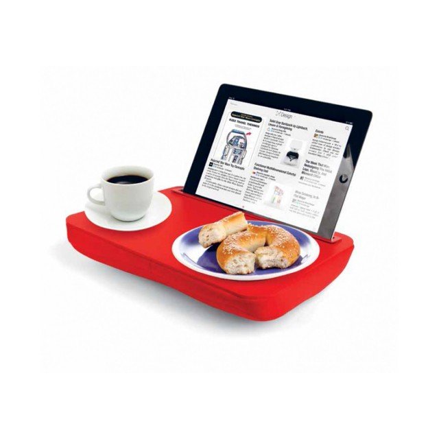 Lap-desk di Traiding Group in vendita da Moroni Gomma è un cuscino/vassoio in cui è possibile inserire il Tablet che permette di fare colazione guardando lo schermo; è realizzato in materiale plastico ed è imbottito. Misura L 30 x P 24 x H 2,5 cm. Prezzo 18 euro. www.moronigomma.it Lap-desk di Traiding Group in vendita da Moroni Gomma è un cuscino/vassoio in cui è possibile inserire il Tablet che permette di fare colazione guardando lo schermo; è realizzato in materiale plastico ed è imbottito. Misura L 30 x P 24 x H 2,5 cm. Prezzo 18 euro. www.moronigomma.it