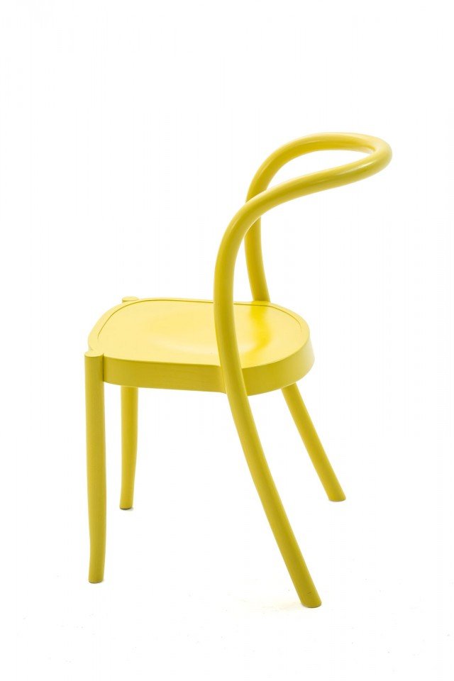 St. Mark di Moroso ha una silhouette in legno laccato in colori vivaci che rielabora forme rétro: il risultato è una linea curva continua che unisce le gambe posteriori e lo schienale che così risulta stilizzato. www.moroso.it St. Mark di Moroso ha una silhouette in legno laccato in colori vivaci che rielabora forme rétro: il risultato è una linea curva continua che unisce le gambe posteriori e lo schienale che così risulta stilizzato. www.moroso.it