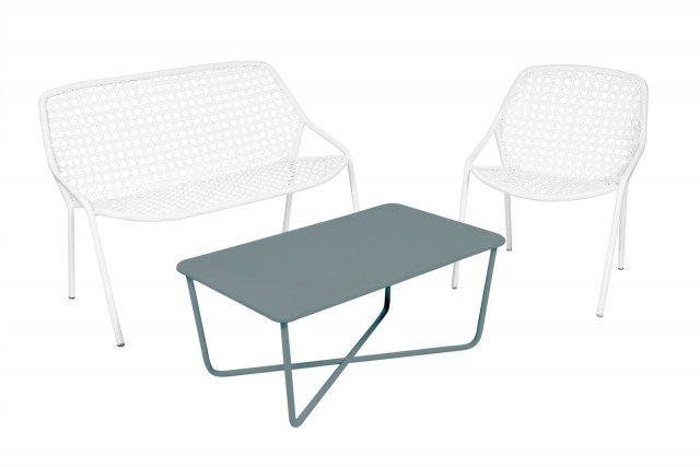 Croisette di Fermob è un salottino formato da una panchina e da una poltrona che hanno la seduta extralarge realizzata con un filo piatto in Pvc e il telaio in tubo di alluminio. Ha un aspetto vintage e elegante. www.fermob.com Croisette di Fermob è un salottino formato da una panchina e da una poltrona che hanno la seduta extralarge realizzata con un filo piatto in Pvc e il telaio in tubo di alluminio. Ha un aspetto vintage e elegante. www.fermob.com