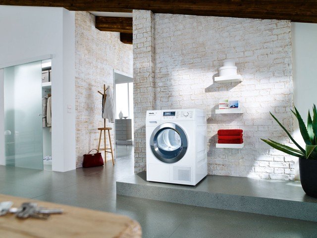 L’asciugabiancheria a pompa di calore T1 di Miele ha programma SteamFinish in cui il vapore ed il calore distendono i capi per avere tessuti meno stropicciati. La funzione EcoFeedback consente di monitorare il consumo di energia e lo stato del filtro, per tenere bassi i consumi. In classe A+, misura L 60 x P 63,6 x h 85. Prezzo 1.499 euro. www.mieleitalia.it L’asciugabiancheria a pompa di calore T1 di Miele ha programma SteamFinish in cui il vapore ed il calore distendono i capi per avere tessuti meno stropicciati. La funzione EcoFeedback consente di monitorare il consumo di energia e lo stato del filtro, per tenere bassi i consumi. In classe A+, misura L 60 x P 63,6 x h 85. Prezzo 1.499 euro. www.mieleitalia.it