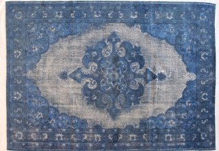 Broccato della collezione Groupie di Sirecom Tappeti è un vecchio tappeto turco in pura lana ricolorato e cesellato: un pezzo di grande fascino. Misura L 220 x P 305 cm. Prezzo 2.415 euro. www.sirecomtappeti.it Broccato della collezione Groupie di Sirecom Tappeti è un vecchio tappeto turco in pura lana ricolorato e cesellato: un pezzo di grande fascino. Misura L 220 x P 305 cm. Prezzo 2.415 euro. www.sirecomtappeti.it