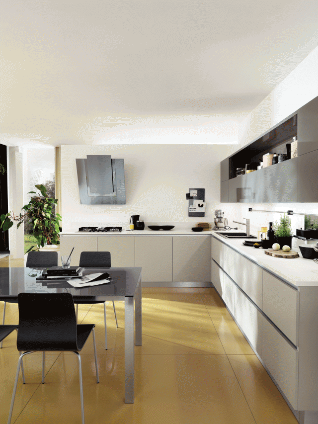 LiberaMente di Scavolini è un modello rigoroso essenziale che permette una grande libertà compositiva. Le ante si aprono per mezzo di gole in alluminio e alternano finiture lucide e opache; i pensili a battente e a giorno sono in vetro lucido color Grigio Titano. La zona fuochi è dominata da una grande cappa in metallo. Prezzo su richiesta. www.scavolini.com LiberaMente di Scavolini è un modello rigoroso essenziale che permette una grande libertà compositiva. Le ante si aprono per mezzo di gole in alluminio e alternano finiture lucide e opache; i pensili a battente e a giorno sono in vetro lucido color Grigio Titano. La zona fuochi è dominata da una grande cappa in metallo. Prezzo su richiesta. www.scavolini.com