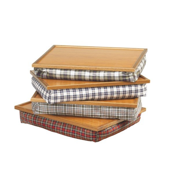 Vassoio di Maiuguali è formato da un piano in legno che poggia su un cuscino scozzese imbottito di micro granuli per il massimo comfort. Misura L 39 x P 31 x H 7 cm. Prezzo 47,70 euro. www.maiuguali.it Vassoio di Maiuguali è formato da un piano in legno che poggia su un cuscino scozzese imbottito di micro granuli per il massimo comfort. Misura L 39 x P 31 x H 7 cm. Prezzo 47,70 euro. www.maiuguali.it