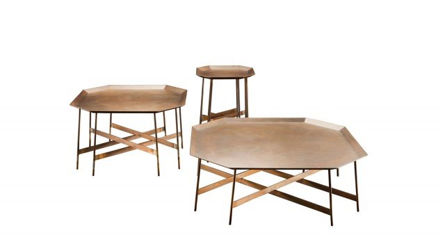 Esagono di Henge è disponibile in tre formati ed è realizzato in metallo con una finitura in ottone brunito. Le esili gambe unite da nastri metallici sorreggono un ripiano a forma esagonale dai bordi risvoltati come quelli di un vassoio. www.henge07.com Esagono di Henge è disponibile in tre formati ed è realizzato in metallo con una finitura in ottone brunito. Le esili gambe unite da nastri metallici sorreggono un ripiano a forma esagonale dai bordi risvoltati come quelli di un vassoio. www.henge07.com
