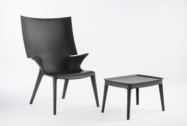 Uncle Jim e Aunt di Kartell sono una poltrona bergère e un tavolino coordinato interamente in policarbonato oggi proposto in un’innovativa versione nero mat. Il design lineare e la possibilità di utilizzarli anche all’esterno ne fanno arredi facili da collocare sia nel living sia sul terrazzo. www.kartell.com Uncle Jim e Aunt di Kartell sono una poltrona bergère e un tavolino coordinato interamente in policarbonato oggi proposto in un’innovativa versione nero mat. Il design lineare e la possibilità di utilizzarli anche all’esterno ne fanno arredi facili da collocare sia nel living sia sul terrazzo. www.kartell.com
