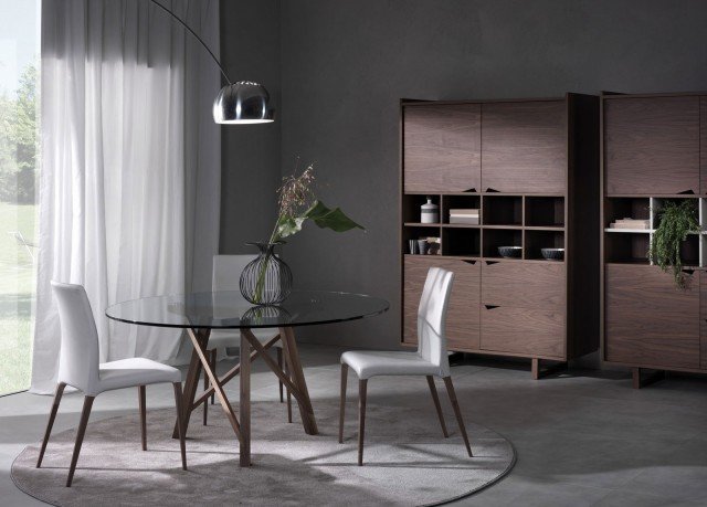 Wing di Pacini & Cappellini è una madia placcata in noce canaletto o frassino; il basamento è realizzato in legno massello. È dotata di tre ante, di vani a giorno e di due cassetti che danno vita a un piacevole equilibrio tra pieni e vuoti. Misura L 124 x P 52 x H 187 cm. www.paciniecappellini.it Wing di Pacini & Cappellini è una madia placcata in noce canaletto o frassino; il basamento è realizzato in legno massello. È dotata di tre ante, di vani a giorno e di due cassetti che danno vita a un piacevole equilibrio tra pieni e vuoti. Misura L 124 x P 52 x H 187 cm. www.paciniecappellini.it
