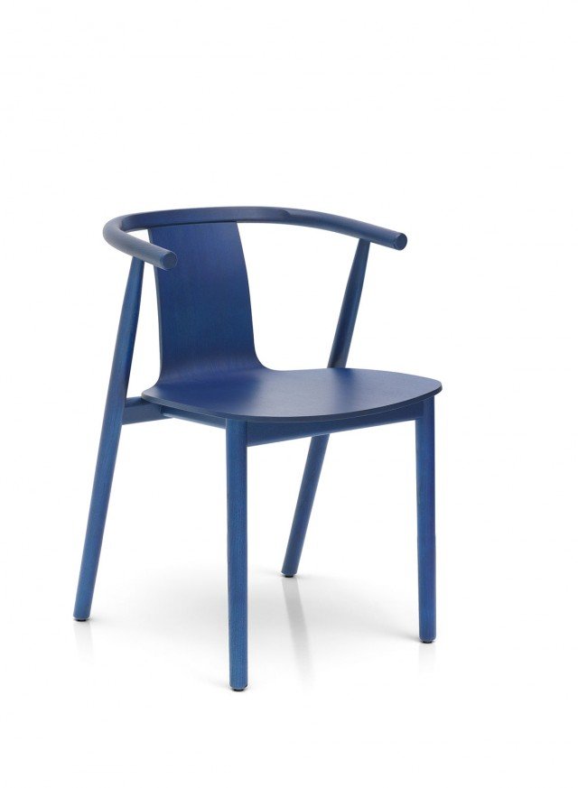 Bac di Cappellini è interamente realizzata in massello di frassino con una innovativa finitura anilina tinta blu Shangai che le dà un aspetto contemporaneo. Il design è semplice, lo schienale e i braccioli sagomati la rendono confortevole. Misura L 52 x P 51 x H 73 cm. www.cappellini.it Bac di Cappellini è interamente realizzata in massello di frassino con una innovativa finitura anilina tinta blu Shangai che le dà un aspetto contemporaneo. Il design è semplice, lo schienale e i braccioli sagomati la rendono confortevole. Misura L 52 x P 51 x H 73 cm. www.cappellini.it