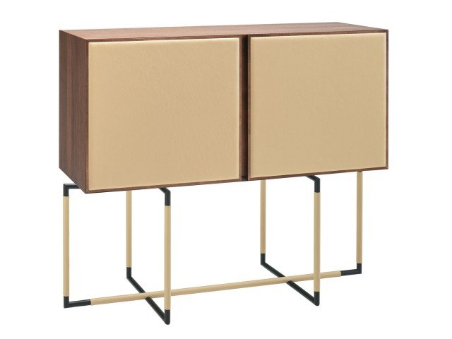 Bak di Frag è un cabinet formato da una cassa in noce resa unica dalle ante rivestite in pregiata pelle chiara; la struttura è realizzata in acciaio grigio scuro spazzolato con dettagli in pelle. Misura L 135 x P 50 x H 115 cm. www.frag.it Bak di Frag è un cabinet formato da una cassa in noce resa unica dalle ante rivestite in pregiata pelle chiara; la struttura è realizzata in acciaio grigio scuro spazzolato con dettagli in pelle. Misura L 135 x P 50 x H 115 cm. www.frag.it