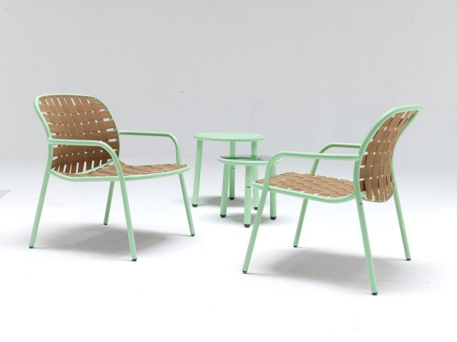 Yard di Emu è una poltrona relax in alluminio verniciato laccato verde menta: è leggera e maneggevole. Le cinghie elastiche bicromatiche rendono confortevole la seduta. Sono disponibili anche i tavolini coordinati con il piano in acciaio inox. Misura L 73 x P 71,5 x H 77 cm. www.emu.it Yard di Emu è una poltrona relax in alluminio verniciato laccato verde menta: è leggera e maneggevole. Le cinghie elastiche bicromatiche rendono confortevole la seduta. Sono disponibili anche i tavolini coordinati con il piano in acciaio inox. Misura L 73 x P 71,5 x H 77 cm. www.emu.it