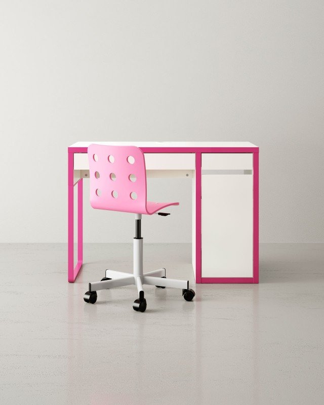 Jules di Ikea è una sedia da scrivania su ruote che può essere regolata in altezza; è realizzata in plastica propilenica colorata e acciaio. Misura L 53 x P 52 x H 50 cm. Prezzo 49,99 euro. www.ikea.it Jules di Ikea è una sedia da scrivania su ruote che può essere regolata in altezza; è realizzata in plastica propilenica colorata e acciaio. Misura L 53 x P 52 x H 50 cm. Prezzo 49,99 euro. www.ikea.it