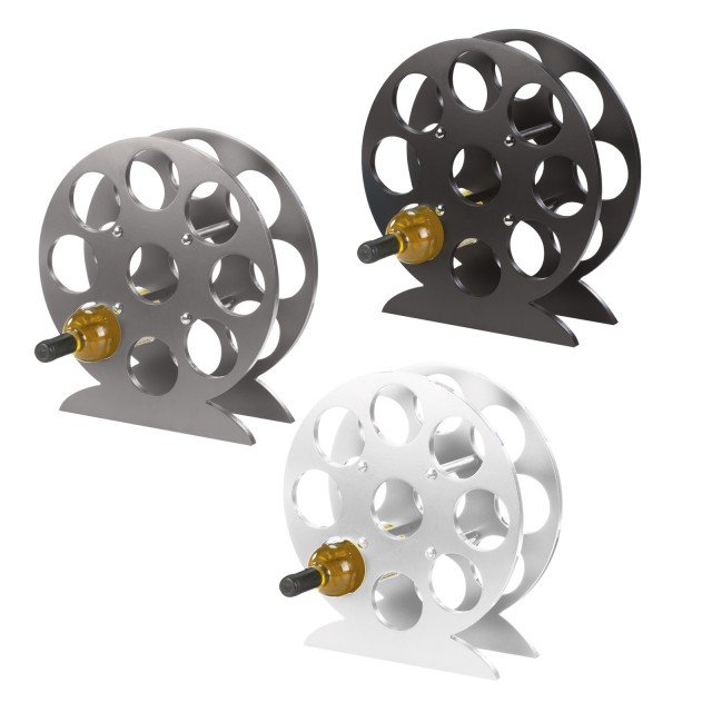 Ruota di Maiuguali è in legno laccato disponibile in tre varianti di colore: nero, bianco e grigio argento. Può contenere sino a nove bottiglie. Misura L 35 x P 12 x H 39 cm. Prezzo 60 euro. www.maiuguali.it Ruota di Maiuguali è in legno laccato disponibile in tre varianti di colore: nero, bianco e grigio argento. Può contenere sino a nove bottiglie. Misura L 35 x P 12 x H 39 cm. Prezzo 60 euro. www.maiuguali.it