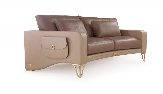 Alabama Oval di Formitalia è interamente rivestito in pregiata pelle ed è dotato di un’originale tasca laterale con maniglia dorata sul fianco. È illuminato dai piedi in ottone color oro. Misura L 188 x P 109 x H 76 cm. www.formitalia.it Alabama Oval di Formitalia è interamente rivestito in pregiata pelle ed è dotato di un’originale tasca laterale con maniglia dorata sul fianco. È illuminato dai piedi in ottone color oro. Misura L 188 x P 109 x H 76 cm. www.formitalia.it