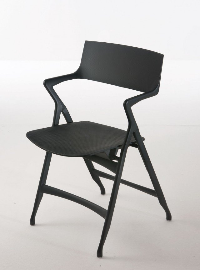 Dolly di Kartell ha una linea elegante e leggera da scegliere fra tante varianti di colore; è interamente realizzata in polipropilene. É pieghevole per ottimizzare lo spazio. Misura L 52 x P 53 x H 82 cm. Prezzo 222 euro. www.kartell.com Dolly di Kartell ha una linea elegante e leggera da scegliere fra tante varianti di colore; è interamente realizzata in polipropilene. É pieghevole per ottimizzare lo spazio. Misura L 52 x P 53 x H 82 cm. Prezzo 222 euro. www.kartell.com