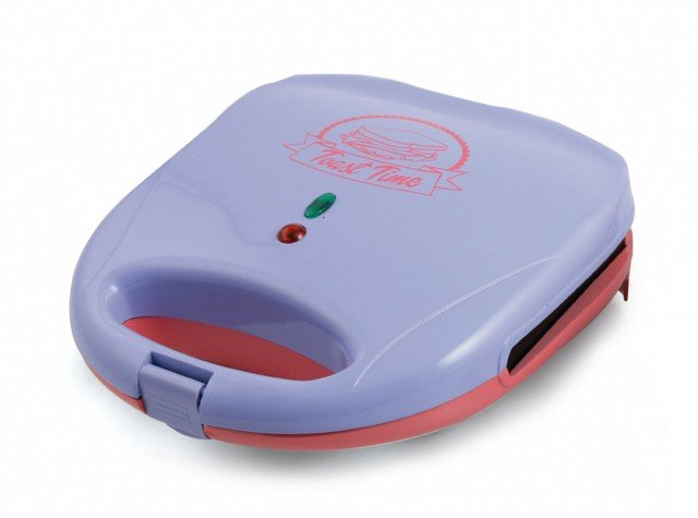 La forma inusuale del tostapane Toast Time di Kooper ricorda i vecchi mangiadischi. Ha potenza di 700 watt, involucro in acciaio, doppia piastra e è munito di indicatore luminoso di funzionamento. Prezzo 15,99 euro. www.galileospa.com La forma inusuale del tostapane Toast Time di Kooper ricorda i vecchi mangiadischi. Ha potenza di 700 watt, involucro in acciaio, doppia piastra e è munito di indicatore luminoso di funzionamento. Prezzo 15,99 euro. www.galileospa.com