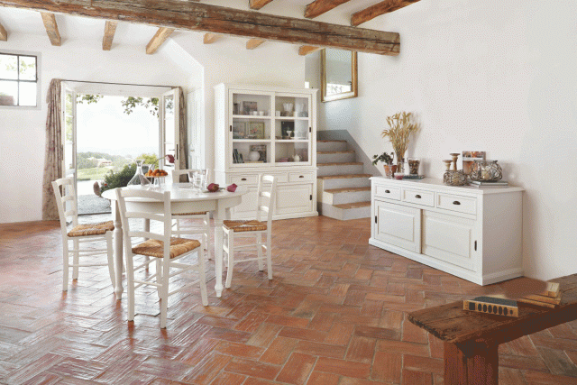 Limoge di Ricci Casa è realizzata in legno laccato bianco e ha uno stile uno stile dal fascino intramontabile; le due pratiche ante scorrevoli permettono di inserirla anche in spazi ridotti. Misura L 155 x P 52 x H 78 cm. Prezzo 550 euro. www.riccicasa.it Limoge di Ricci Casa è realizzata in legno laccato bianco e ha uno stile uno stile dal fascino intramontabile; le due pratiche ante scorrevoli permettono di inserirla anche in spazi ridotti. Misura L 155 x P 52 x H 78 cm. Prezzo 550 euro. www.riccicasa.it