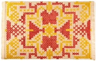 Point de Croix di Roche Bobois è tessuto a mano in Nepal in cotone e seta vegetale; l’insolita lavorazione ricorda i tessuti ricamati. Misura L 200 x P 300 cm. Prezzo su richiesta. www.roche-bobois.com Point de Croix di Roche Bobois è tessuto a mano in Nepal in cotone e seta vegetale; l’insolita lavorazione ricorda i tessuti ricamati. Misura L 200 x P 300 cm. Prezzo su richiesta. www.roche-bobois.com