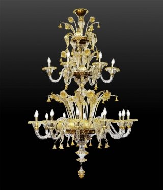 Maxim di Voltolina è un fastoso lampadario in stile veneziano settecentesco. È interamente realizzato a mano con cura maniacale per i dettagli e ha una preziosa finitura in foglia oro: non può passare inosservato! www.voltolina.com Maxim di Voltolina è un fastoso lampadario in stile veneziano settecentesco. È interamente realizzato a mano con cura maniacale per i dettagli e ha una preziosa finitura in foglia oro: non può passare inosservato! www.voltolina.com