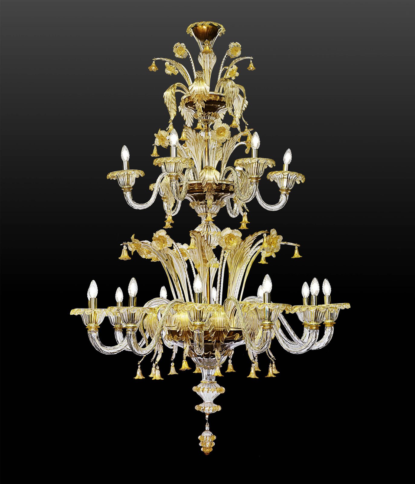 Maxim di Voltolina è un fastoso lampadario in stile veneziano settecentesco. È interamente realizzato a mano con cura maniacale per i dettagli e ha una preziosa finitura in foglia oro: non può passare inosservato! www.voltolina.com Maxim di Voltolina è un fastoso lampadario in stile veneziano settecentesco. È interamente realizzato a mano con cura maniacale per i dettagli e ha una preziosa finitura in foglia oro: non può passare inosservato! www.voltolina.com
