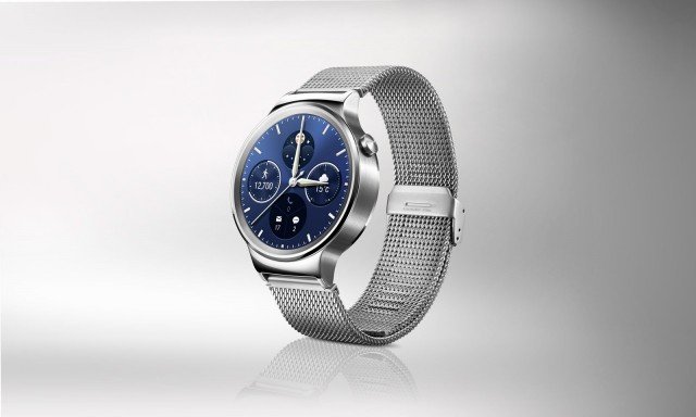 Smartwatch in acciaio inox forgiato a freddo con cristalli di zaffiro resistente alla corrosione secondo gli standard 316 L. Sensori integrati come cardiofrequenzimetro e barometro per il monitoraggio della forma fisica. Android 4.0 e successivi. Controllo sms, e-mail, app, calendario e notifiche di chiamata. Qualcomm chip, 512MB RAM, 4GB, 400 x 400 pixel, 1.4-inch Display AMOLED. Prezzo circa 925 euro. www.huaweidevice.it Smartwatch in acciaio inox forgiato a freddo con cristalli di zaffiro resistente alla corrosione secondo gli standard 316 L. Sensori integrati come cardiofrequenzimetro e barometro per il monitoraggio della forma fisica. Android 4.0 e successivi. Controllo sms, e-mail, app, calendario e notifiche di chiamata. Qualcomm chip, 512MB RAM, 4GB, 400 x 400 pixel, 1.4-inch Display AMOLED. Prezzo circa 925 euro. www.huaweidevice.it