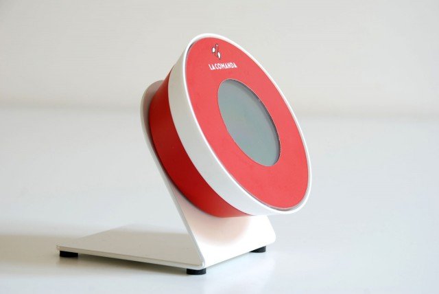 Dispositivo wireless magnetico che, attaccato al frigorifero, consente di ordinare automaticamente la pizza. La rivoluzione nel mondo dell’e-commerce e del takeaway. Just One Click per ordinare la pizza con un click; Turn and Click per scegliere tra differenti modalità e Promo’N’Click per selezionare promozioni. www.lacomanda.it Dispositivo wireless magnetico che, attaccato al frigorifero, consente di ordinare automaticamente la pizza. La rivoluzione nel mondo dell’e-commerce e del takeaway. Just One Click per ordinare la pizza con un click; Turn and Click per scegliere tra differenti modalità e Promo’N’Click per selezionare promozioni. www.lacomanda.it