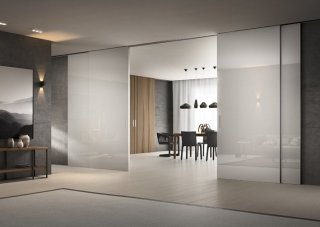 Risponde alle esigenze del vivere contemporaneo il pannello Premium linea Scenario di FerreroLegno che permette di separare o creare continuità visiva tra gli ambienti della casa, rispondendo alle diverse necessità abitative. È formato da lastre di cristallo di sicurezza antinfortunio, spesse 3 mm e dotate di pellicola posteriore antisfondamento, e da un tamburaggio interno che aumenta le prestazioni di fonoassorbenza, senza appesantirne la forma. Essenziale, ha profilo in alluminio complanare al cristallo molto sottile, giuntato a 45°. www.ferrerolegno.com Risponde alle esigenze del vivere contemporaneo il pannello Premium linea Scenario di FerreroLegno che permette di separare o creare continuità visiva tra gli ambienti della casa, rispondendo alle diverse necessità abitative. È formato da lastre di cristallo di sicurezza antinfortunio, spesse 3 mm e dotate di pellicola posteriore antisfondamento, e da un tamburaggio interno che aumenta le prestazioni di fonoassorbenza, senza appesantirne la forma. Essenziale, ha profilo in alluminio complanare al cristallo molto sottile, giuntato a 45°. www.ferrerolegno.com