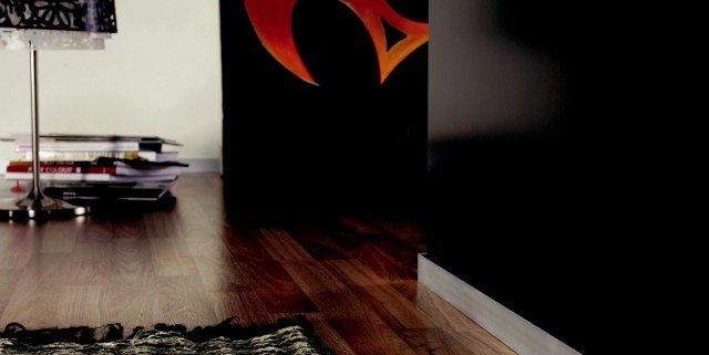 La posa di uno zoccolino in alluminio, in contrasto con la tonalità calda del legno, dona un aspetto particolarmente moderno agli ambienti La posa di uno zoccolino in alluminio, in contrasto con la tonalità calda del legno, dona un aspetto particolarmente moderno agli ambienti