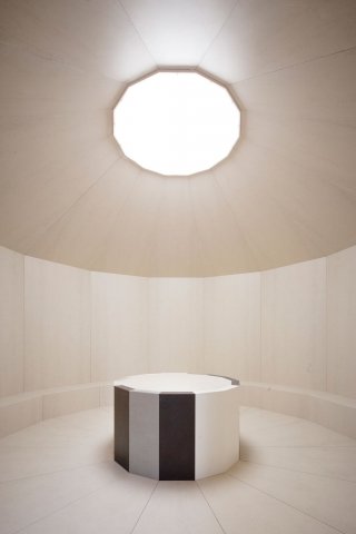 Dai piani di cucina ai pavimenti, fino alle facciate: Dekton® by Cosentino è un materiale innovativo, versatile e adatto per interni ed esterni. Una sofisticata miscela di materie prime, utilizzate nella lavorazione del vetro, della ceramica e delle superfici di quarzo che, grazie alla tecnologia Tsp, si trasforma in lastre di grandi dimensioni (144x320 cm, spessore 0,8-1,2-2 cm). Personalizzabili con incisioni e tagli su misura, oltre che disponibile in molte colorazioni. www.cosentinogroup.net Dai piani di cucina ai pavimenti, fino alle facciate: Dekton® by Cosentino è un materiale innovativo, versatile e adatto per interni ed esterni. Una sofisticata miscela di materie prime, utilizzate nella lavorazione del vetro, della ceramica e delle superfici di quarzo che, grazie alla tecnologia Tsp, si trasforma in lastre di grandi dimensioni (144x320 cm, spessore 0,8-1,2-2 cm). Personalizzabili con incisioni e tagli su misura, oltre che disponibile in molte colorazioni. www.cosentinogroup.net