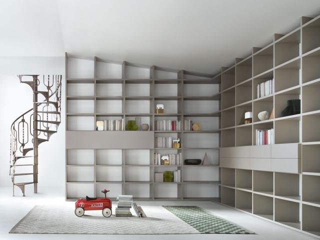 La possibilità di soluzioni su misura rende Selecta l’opzione migliore anche in ambienti mansardati: gli elementi vengono infatti prodotti seguendo l’inclinazione del soffitto, così come studiati per risolvere in modo efficace e funzionale gli angoli. La possibilità di scegliere elementi a giorno o chiusi da ante a battente, a ribalta, con cassetti aumenta le potenzialità del sistema, qui in una elegante versione laccata opaca color Ombra. La possibilità di soluzioni su misura rende Selecta l’opzione migliore anche in ambienti mansardati: gli elementi vengono infatti prodotti seguendo l’inclinazione del soffitto, così come studiati per risolvere in modo efficace e funzionale gli angoli. La possibilità di scegliere elementi a giorno o chiusi da ante a battente, a ribalta, con cassetti aumenta le potenzialità del sistema, qui in una elegante versione laccata opaca color Ombra.