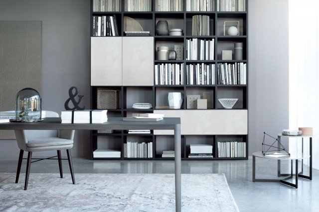 L’ampia gamma di finiture proposta da Lema per il sistema Selecta include anche la nuova superficie Argilla, caratterizzata da un materico effetto spatolato che ne esalta la profondità e la gradevolezza alla vista e al tatto. Disponibile in quattro varianti cromatiche – Creta, nell’immagine abbinata a una struttura rovere Carbone, Polvere, Ardesia, Sabbia – rende l’insieme particolarmente naturale. L’ampia gamma di finiture proposta da Lema per il sistema Selecta include anche la nuova superficie Argilla, caratterizzata da un materico effetto spatolato che ne esalta la profondità e la gradevolezza alla vista e al tatto. Disponibile in quattro varianti cromatiche – Creta, nell’immagine abbinata a una struttura rovere Carbone, Polvere, Ardesia, Sabbia – rende l’insieme particolarmente naturale.