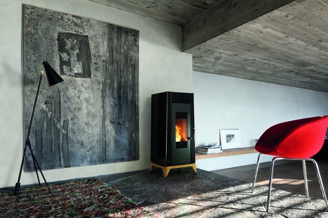 La stufa a pellet Soffio di Ravelli a convezione naturale ha basamento in rovere massello lavorato a mano • Sistema automatico di pulizia braciere • Rivestimento laterale in elegante maiolica • Massima silenziosità • Calore uniforme • No touch system: minima manutenzione • Ampia visione della fiamma La stufa a pellet Soffio di Ravelli a convezione naturale ha basamento in rovere massello lavorato a mano • Sistema automatico di pulizia braciere • Rivestimento laterale in elegante maiolica • Massima silenziosità • Calore uniforme • No touch system: minima manutenzione • Ampia visione della fiamma