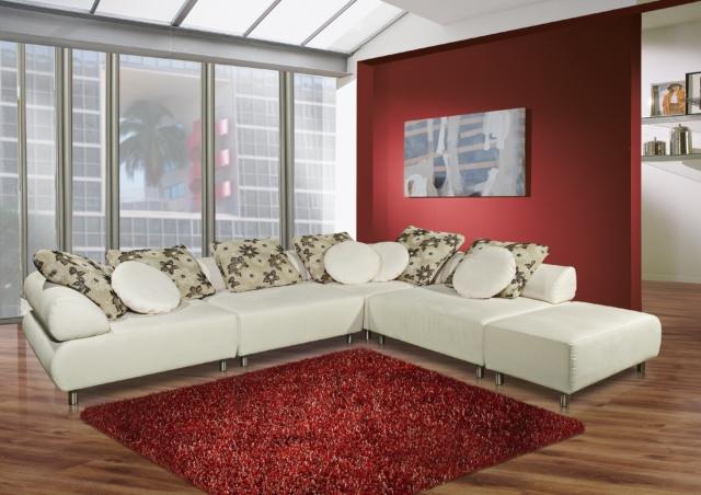 Sofá de esquina modular blanco combinado con cojines de colores neutros Sofá de esquina modular blanco combinado con cojines de colores neutros