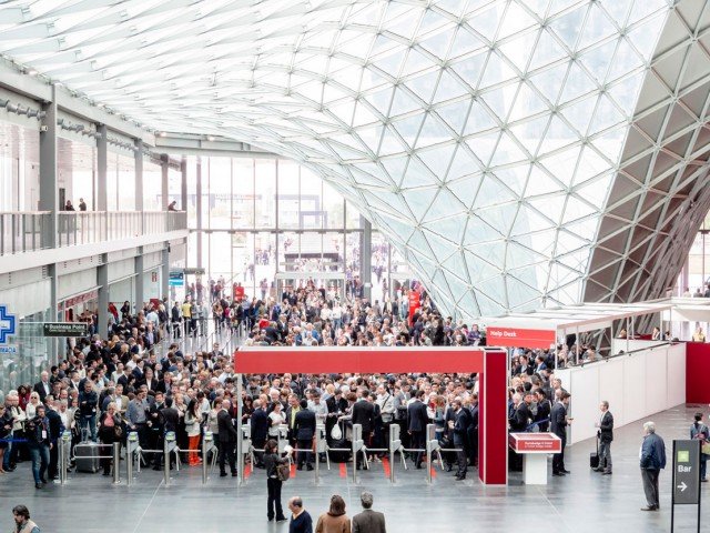 In contemporanea con la 54esima edizione del Salone del Mobile va in scena il salone biennale Euroluce. I padiglioni dedicati sono quattro: 9, 11, 13 e 15. Ingresso riservato agli operatori. Sabato e domenica l'ingresso, sempre a pagamento, è aperto anche al pubblico. salonemilano.it In contemporanea con la 54esima edizione del Salone del Mobile va in scena il salone biennale Euroluce. I padiglioni dedicati sono quattro: 9, 11, 13 e 15. Ingresso riservato agli operatori. Sabato e domenica l'ingresso, sempre a pagamento, è aperto anche al pubblico. salonemilano.it