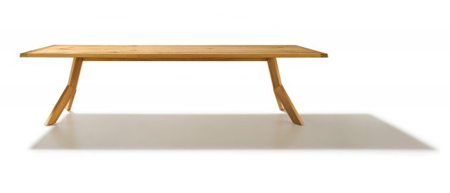 Poggiato su gambe svasate a forma di Y, il tavolo in legno naturale yps di Team7 risulta solenne e leggero quasi fosse una scultura capace di conferire allo spazio un’estetica particolare. È disponibile in tre larghezze (90, 100, 110 cm) e 8 lunghezze (da 140 a 300 cm) nelle essenze: ontano, faggio, faggio selvatico, rovere, rovere selvatico, rovere a olio bianco, rovere selvatico a olio bianco, ciliegio, noce, noce selvatico e acero a olio bianco. www.team7.at Poggiato su gambe svasate a forma di Y, il tavolo in legno naturale yps di Team7 risulta solenne e leggero quasi fosse una scultura capace di conferire allo spazio un’estetica particolare. È disponibile in tre larghezze (90, 100, 110 cm) e 8 lunghezze (da 140 a 300 cm) nelle essenze: ontano, faggio, faggio selvatico, rovere, rovere selvatico, rovere a olio bianco, rovere selvatico a olio bianco, ciliegio, noce, noce selvatico e acero a olio bianco. www.team7.at