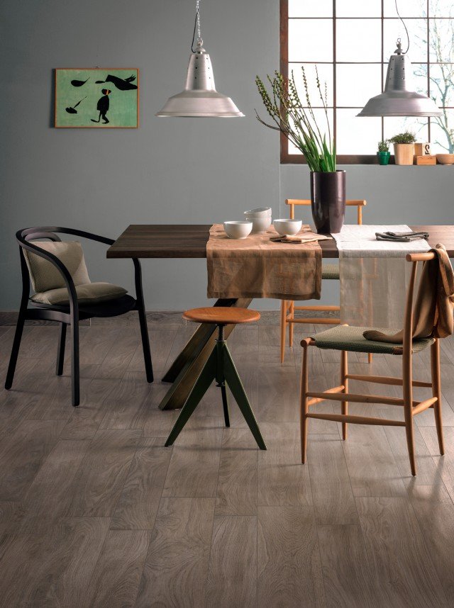 Per il pavimento del living è stato scelto il colore Oak Grigio della collezione Bio Timber di Lea Ceramiche. Il gres porcellanato, che riproduce l’effetto legno con le tipiche venature e nodi delle doghe, ha protezione antibatterica. Misura L 20 x P 120 cm. Prezzo su preventivo. www.ceramichelea.com Appartamento privato a Modena. Per il pavimento del living è stato scelto il colore Oak Grigio della collezione Bio Timber di Lea Ceramiche. Il gres porcellanato, che riproduce l’effetto legno con le tipiche venature e nodi delle doghe, ha protezione antibatterica. Misura L 20 x P 120 cm. Prezzo su preventivo. www.ceramichelea.com Appartamento privato a Modena.