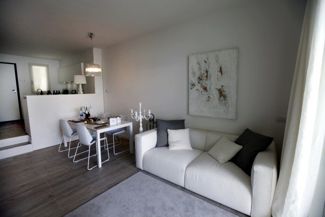 Riproduce l’effetto legno, la collezione di piastrelle in gres Treverksign di Marazzi nel colore Gray e in formati mixati. Misure disponibili L 15 x P 120 cm, L 20 x P 120 cm e L. 30 x P 120 cm. Prezzo su preventivo. www.marazzi.it Casa privata sul Lago di Como, progetto Ing. Francesco Papis e Arch. Piercarlo Noè. Riproduce l’effetto legno, la collezione di piastrelle in gres Treverksign di Marazzi nel colore Gray e in formati mixati. Misure disponibili L 15 x P 120 cm, L 20 x P 120 cm e L. 30 x P 120 cm. Prezzo su preventivo. www.marazzi.it Casa privata sul Lago di Como, progetto Ing. Francesco Papis e Arch. Piercarlo Noè.