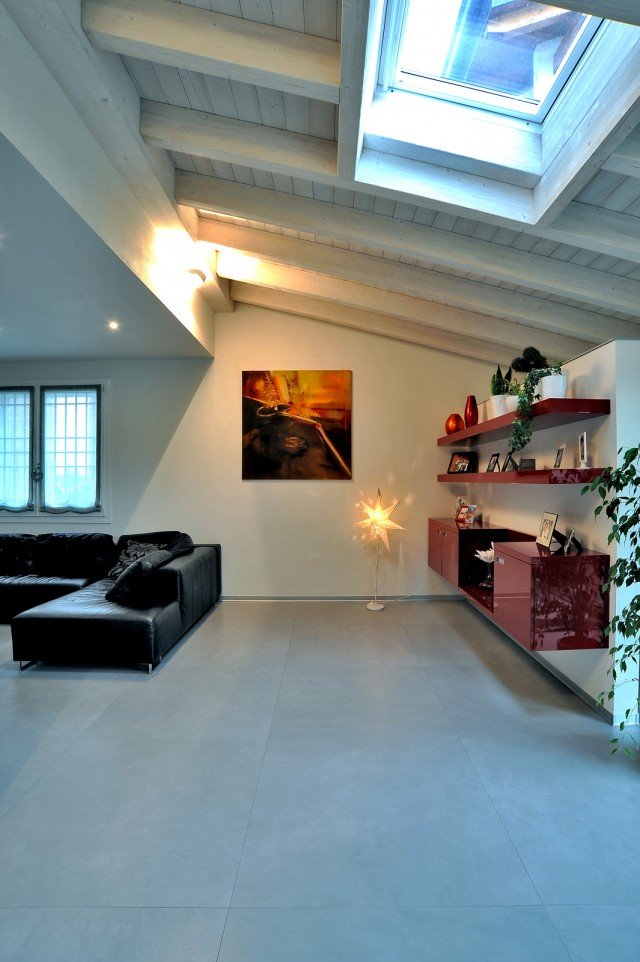 Propone l’effetto resina cementizia applicata a spatola con finiture semilucide la collezione Experience 0.3 di Panaria in gres laminato nel colore Grigio Vivo. È disponibile in quattro tonalità e cinque formati. Misura L 100 x P 100 cm. Prezzo su preventivo. www.panaria.it Villa privata a Fogliano (Re). Propone l’effetto resina cementizia applicata a spatola con finiture semilucide la collezione Experience 0.3 di Panaria in gres laminato nel colore Grigio Vivo. È disponibile in quattro tonalità e cinque formati. Misura L 100 x P 100 cm. Prezzo su preventivo. www.panaria.it Villa privata a Fogliano (Re).